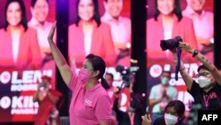 Leni Robredo menyapa para pendukungnya selama kampanye di kawasan bisnis kota Pasig, pinggiran kota Manila, 20 Maret 2022. (Foto: AFP)