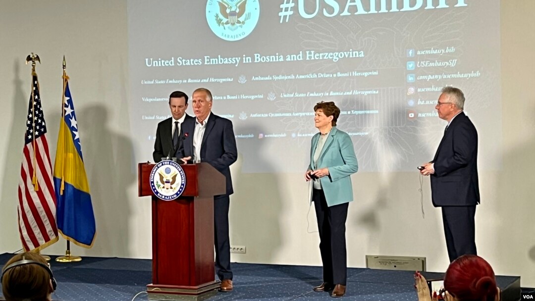 Američki senatori tokom konferencije za novinare u Sarajevu.