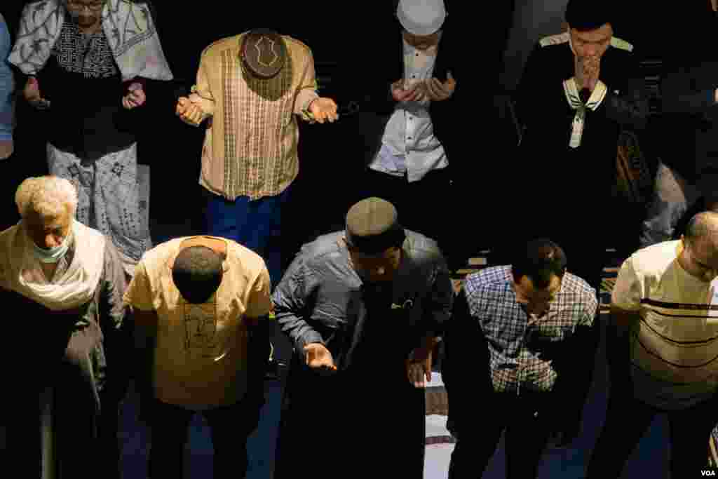 In late-night prayers on the first day of Ramadan at Cairo’s famed Al-Azhar Mosque, Imams prayed for those in attendance to receive God&#39;s support in fulfilling their financial responsibilities, April 3, 2022. (Hamada Elrasam/VOA)
