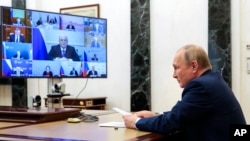Tổng thống Nga Vladimir Putin trong buổi họp trực tuyến tại Điện Kremlin ở Moscow vào ngày 20/4/2022. 