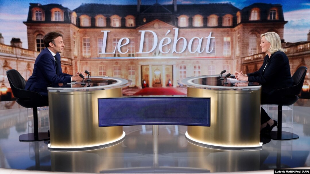 Presiden Prancis Emmanuel Macron (kiri) dan Marine Le Pen saling berhadapan dalam debat pemilihan presiden yang ditayangkan langsung di televisi pada 20 April 2022. Debat tersebut dilaksanakan jelang pemilihan yang akan diadakan pada 24 April 2022. (Foto: Pool/AFP/Ludovic Marin)