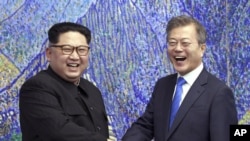 ARCHIVO - El líder norcoreano Kim Jong Un, izquierda, estrecha la mano del presidente sucoreano Moon Jae-in dentro de la Casa de la Paz en la localidad fronteriza de Panmunjom, el 27 de abril de 2018, en la Zona Desmilitarizada, Corea del Sur. 