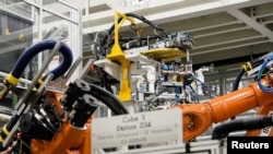 Machines are seen on a battery tray assembly line during a tour at the opening of a Mercedes-Benz electric vehicle Battery Factory in Woodstock, Alabama, U.S., March 15, 2022. REUTERS/Elijah Nouvelage/File Photo