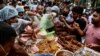 Muslim Bangladesh Nikmati Lagi Ramadan Tradisional Setelah Restriksi Terkait Pandemi Dicabut