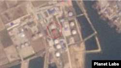 북한 남포항 일대를 촬영한 19일자 위성사진. 북한이 새롭게 건설한 유류탱크(원 안)가 보인다. 자료=Planet Labs
