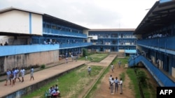 Des élèves se tiennent dans la cour de leur école à Libreville au Gabon, le 5 janvier 2016, après que les enseignants gabonais ont lancé une grève d'un mois dans les écoles à travers le pays. (Photo Steeve Jordan / AFP)