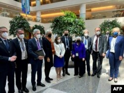 Deputi Perdana Menteri dan Menteri Keuangan Chrystia Freeland (tengah), berfoto bersama para menteri keuangan lainnya setelah multi-nation walk out untuk memprotes Rusia dalam pertemuan G20 di Washington, DC, pada 20 April 2022. (Foto: via AFP)