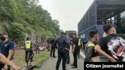 မလေးရှားနိုင်ငံ ပီနန်းမြို့ရှိ Sungai Bakap စုံဂိုင်း ဘာ ကတ်ပ် ယာယီလူဝင်မှုကြီးကြပ်ရေးထိန်းသိမ်းရေးစခန်းက ထွက်ပြေးပြီး ပြန်ဖမ်းမိခဲ့တဲ့ ရိုဟင်ဂျာတွေ။ (ဧပြီ ၂၀၊ ၂၀၂၂)