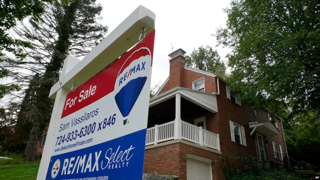 Tanda rumah dijual di Mount Lebanon, Pennsylvania, Selasa, 21 September 2021. (AP/Gene J. Puskar, File)