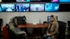 "TOLO TV" jurnalistlari o'zaro suhbatlashmoqda, Kobul, Afg'oniton, 2022-yil, 8-fevral.