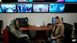 "TOLO TV" jurnalistlari o'zaro suhbatlashmoqda, Kobul, Afg'oniton, 2022-yil, 8-fevral.