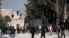 فلسطینی نوجوانوں کے پتھراؤ کے بعد اسرائیلی پولیس کا یروشلم کے مقدس مقام پر دھاوا