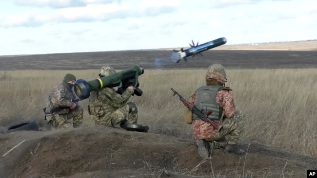 Українські солдати запускають ракети Javelin під час навчань в Донецькій області, 12 січня 2022 року