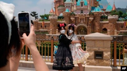 Theme parks find guests reluctant to return during COVID-19 pandemic