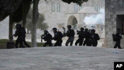 Izraelska policija sukobila se sa palestinskim demonstrantima u kompleksu džamije Al Aksa u starom gradu Jerusalema, petak, 22. aprila 2022.