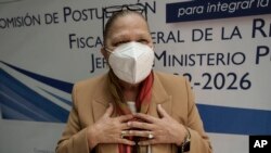 La procuradora general de Guatemala, Consuelo Porras, quien busca la reelección, habla con la prensa después de una entrevista con una comisión electoral en la Ciudad de Guatemala, el 6 de abril de 2022.