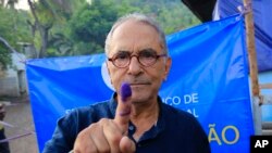 Arquivo: José Ramos-Horta mostra o seu dedo pintado, após ter votado em Dili. 19 de Março, 2022. (AP Photo/Lorenio Do Rosario Pereira,