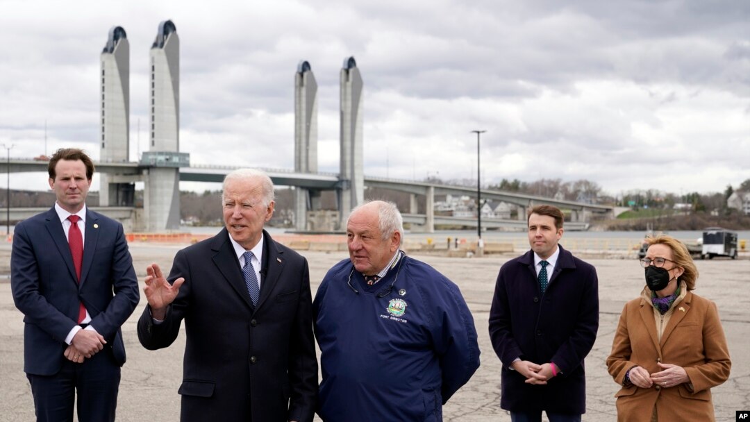 Presiden Joe Biden (kedua dari kiri) berbicara dengan direktur pelabuhan New Hampshire Geno Marconi dalam lawatannya ke New Hampshire, pada 19 April 2022. (Foto: AP/Patrick Semansky)