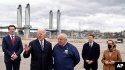 Presiden Joe Biden (kedua dari kiri) berbicara dengan direktur pelabuhan New Hampshire Geno Marconi dalam lawatannya ke New Hampshire, pada 19 April 2022. (Foto: AP/Patrick Semansky)