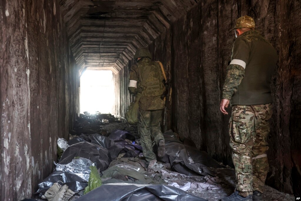 乌克兰马里乌波尔俄乌两军交战，伊里奇钢铁厂一条隧道里的乌克兰士兵的尸体被放进塑料袋里。（2022年4月18日）(photo:VOA)
