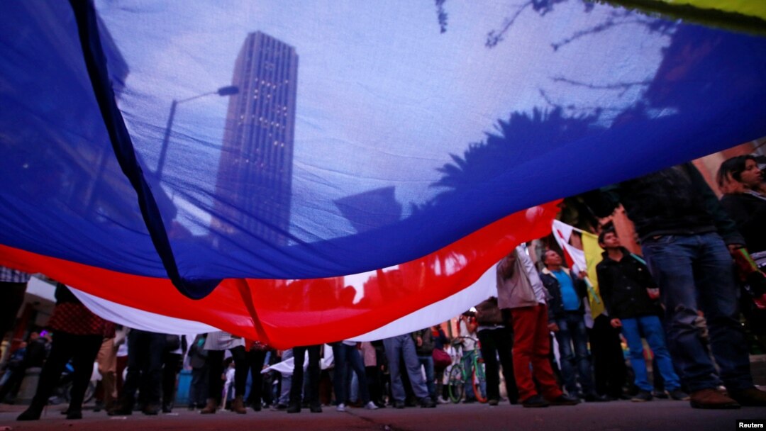 Para demonstran menunjukkan dukungan terhadap persetujuan perdamaian antara pemerintah Kolombia dan kelompok pemberontak FARC di Bogota, Kolombia (15/11). (Reuters/John Vizcaino)