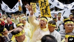 Protesters hurl eggs at the Philippines representative office in Taipei, Taiwan, May 13, 2013.