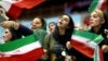 Des iraniennes lors d'une cérémonie d'adieu pour leur équipe nationale de football avant la Coupe du monde 2014 au Brésil, dans le complexe sportif Azadi à Téhéran, en Iran, 2 juin 2014.