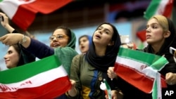 Des iraniennes lors d'une cérémonie d'adieu pour leur équipe nationale de football avant la Coupe du monde 2014 au Brésil, dans le complexe sportif Azadi à Téhéran, en Iran, 2 juin 2014.