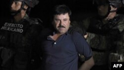 Joaquin "El Chapo" Guzman, chef du trafic des stupéfiants, est escorté dans un hélicoptère à l'aéroport de Mexico après avoir été repris lors d'une intense opération militaire à Los Mochis, dans l'État de Sinaloa, le 8 janvier 2016.