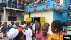 Students who can no longer attend schools and universities because the government temporarily closed them due to Ebola, take to the streets to protest, at NGO headquarters, Monrovia, Lilberia, Sept. 29, 2014. (Benno Muchler/VOA)