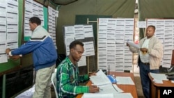 Electoral workers post preliminary results at the National Electoral Board's main office, Addis Ababa, Ethiopia, May 27, 2015.