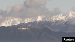 Montañas cubiertas de nieve en los alrededores de Los Ángeles y el letrero de la ciudad de Hollywood el 26 de febrero de 2023.