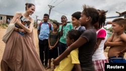 Angelina Jolie trò chuyện với người tị nạn ở Colombia hôm 7/6.