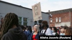  Orang-orang berbaris menjelang setahun peringatan George Flyod di tahanan polisi Minneapolis di Portland, Oregon, A.S. 22 Mei 2021. (Foto: REUTERS/Alisha Jucevic)