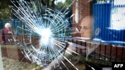 Окно в Белфасте разбитое в ходе беспорядков