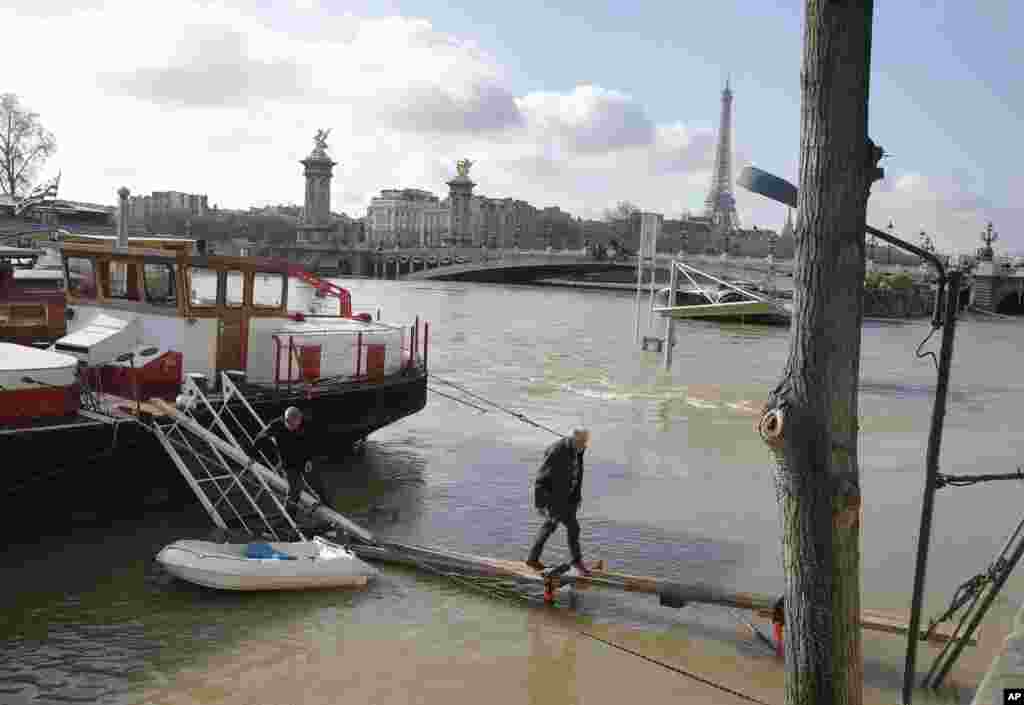 بالاآمدن آب رودخانه سن در پاریس فرانسه