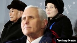 Foto tomada durante la ceremonia inaugural de las olimpiadas. El vicepresidente Mike Pence en primer plano; atrás: Kim Yo Jong (derecha), la hermana del líder norcoreano Kim Jong Un; y a la izquierda, Kim Yong Nam, jefe nominal del Estado norcoreano