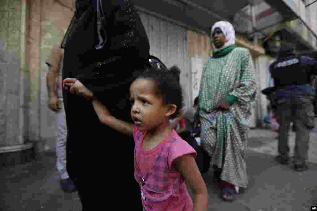 A Palestinian family flees from their home in Gaza City, July 22, 2014.&nbsp;