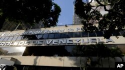 Fachada de la sede principal de Petróleos de Venezuela (PDVSA), en Caracas. (AP Photo/Fernando Llano)