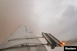 باروری ابرها با پاشیدن نمک گیرنده رطوبت هوا در آسمان امارات متحده عربی - ۲۴ اوت ۲۰۲۲ (۲ شهریور ۱۴۰۱)