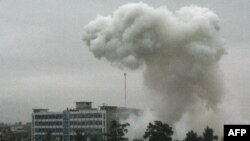 Prašina i dim dižu se posle napada Talibana na sedište policije u Kandaharu