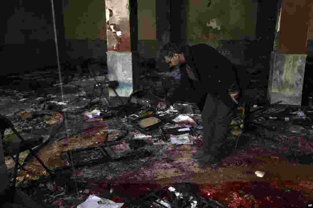 'افغان وائس' میں کام کرنے والے ایک صحافی سید عباس حسینی نے خبر رساں ادارے 'رائٹرز'کو بتایا ہے کہ کمپاؤنڈ کے داخلی دروازے پر ہونے والے دھماکے کے بعد بھی انہوں نے کئی دھماکوں کی آوازیں سنیں۔ 