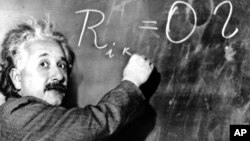 爱因斯坦博士在黑板上写出银河系的方程式(1931年1月14日)