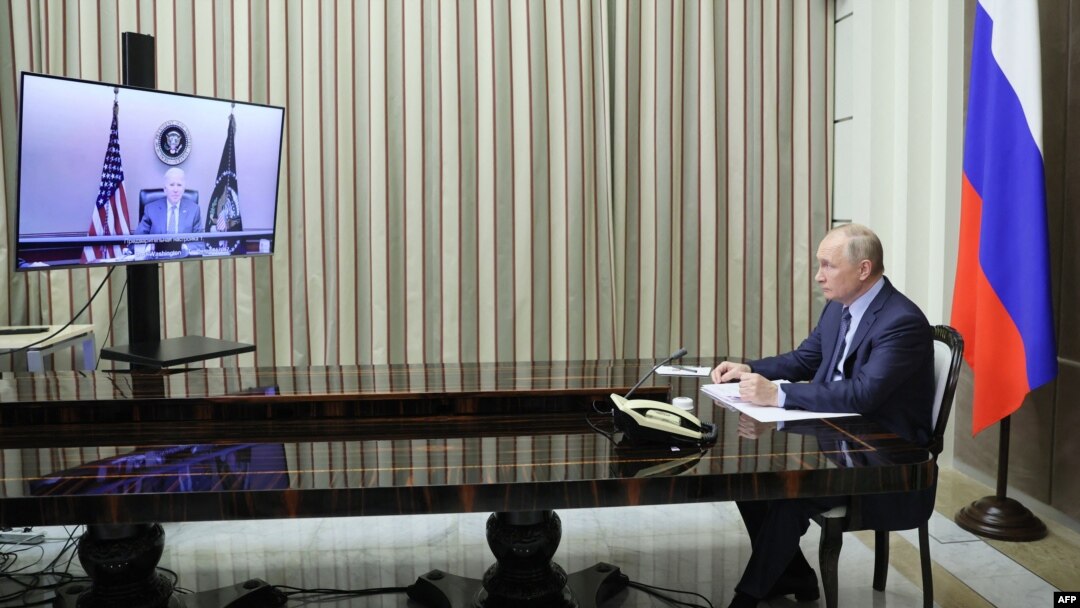 Presiden Rusia Vladimir Putin menghadiri pertemuan virtual dengan Presiden AS Joe Biden pada 7 Desember 2021. (Foto: AFP/Sputnik/Mikhail Metzel)
