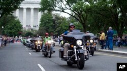 Pawai motor besar memperingati Memorial Day melewati "Lincoln Memorial" di Washington DC hari Minggu (28/5). 