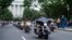 Pawai motor besar memperingati Memorial Day melewati "Lincoln Memorial" di Washington DC hari Minggu (28/5). 