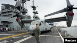 Un militar de la Marina de EEUU aparece junto al helicóptero Bell Boeing V-22 Osprey fuera del buque de asalto anfibio de la clase Wasp, USS Kearsarge (LHD-3) en el puerto de Klaipeda, Lituania, el 22 de agosto de 2022. 