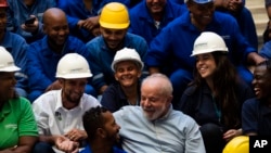 El presidente de Brasil, Luiz Inácio Lula da Silva, habla con los trabajadores sentados durante una visita a las obras de reconstrucción del Museo Nacional en Río de Janeiro, Brasil, el 23 de marzo de 2023.