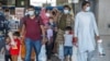 Porodice evakuisane iz Kabula, prolaze kroz terminal kako bi se ukrcale na autobus, nakon što su stigle u na aerodrom u Vašingtonu, 28. avgusta 2021.