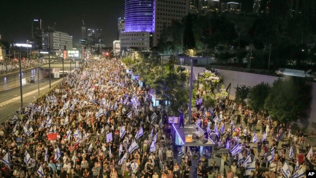 Cientos de personas protestan contra el gobierno del primer ministro israelí, Benjamin Netanyahu, y piden la liberación de los rehenes que el grupo armado Hamás mantiene en la Franja de Gaza, en Tel Aviv, Israel, el sábado 15 de junio de 2024.